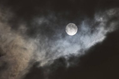 full moon and clouds in the night sky