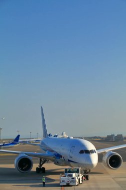 Havaalanı terminalinde uçaklar 