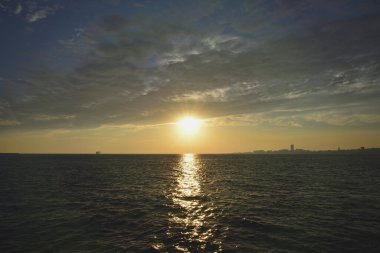 Mavi denizin üzerinde güzel bir gün batımı.