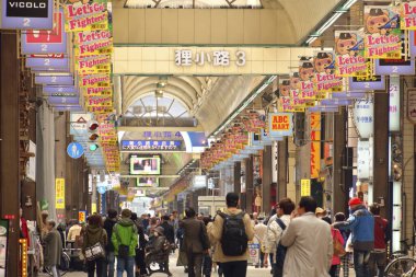 Alışveriş merkezinin modern iç görünümü