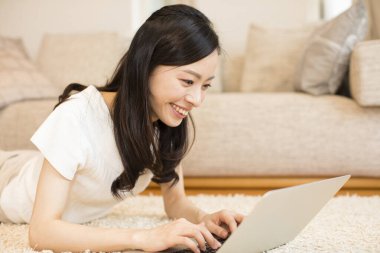 Evdeki güzel Asyalı kadının portresi.