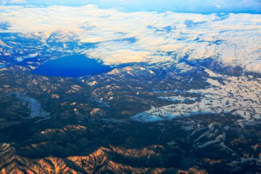 Karla kaplı dağlarda göl manzarası