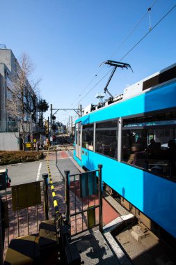 Japon şehrinde gündüz görüşü olan kalabalık treni olan eski tren istasyonu. 