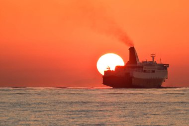 Deniz manzarası üzerinde güzel bir gün batımı 