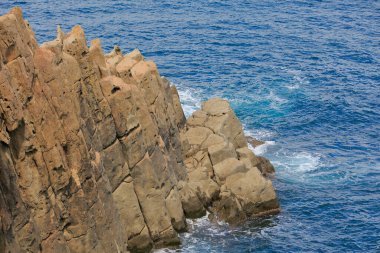 Kayalık sahili olan güzel bir deniz manzarası. Doğa, seyahat.