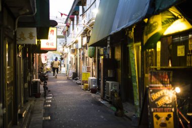 Kyoto 'daki geleneksel Japon caddesi manzarası