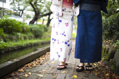 Yaz parkında geleneksel kimono giyen genç Japon çiftlerin düşük kesimi.