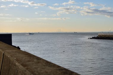 Japonya 'da deniz ve rıhtımın gün batımı manzarası
