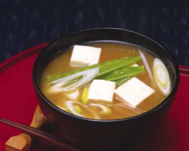 Tofulu, soya sütlü ve sebzeli Asya yemeği çorbası. 
