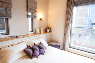 İç tasarım. Büyük yataklı modern yatak odası.