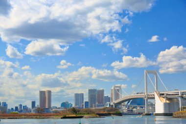 Japon şehri mavi gökyüzü ile gökyüzü, Japonya 