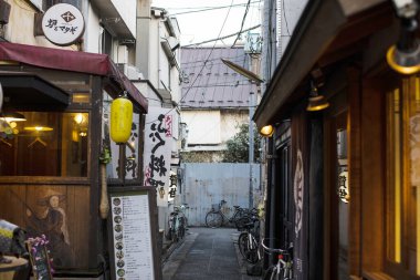 Kyoto 'daki geleneksel Japon caddesi manzarası