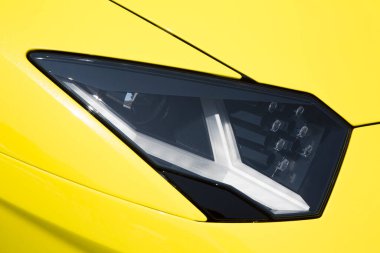 Yeni sarı araba tasarımı.