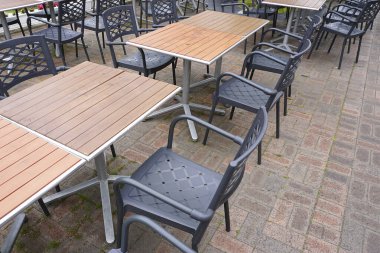 Açık kafede boş masa ve sandalyeler. 