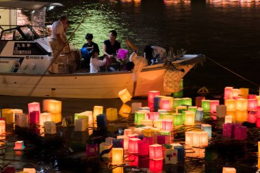 Gözlem Festivali, Shinji Gölü, Matsue, Japonya 'da yüzen renkli fenerler.