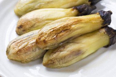 Tabakta taze pişmiş patlıcan