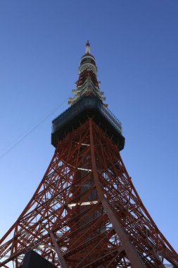 Tokyo Kulesi ve Japonya 'daki mavi gökyüzü