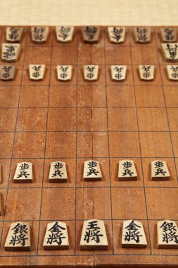 Arka planda tahtadan Japon satrancı, yakın plan.