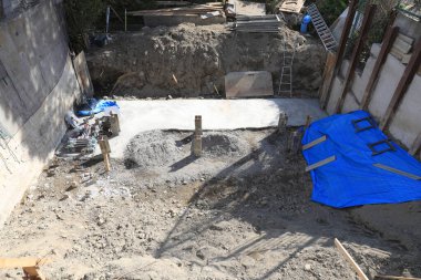 İnşaat alanında belediye binası önü açılıyor