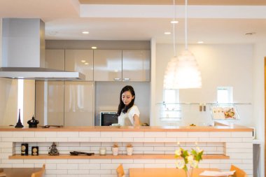 Evdeki güzel Asyalı kadının portresi.