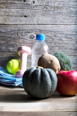 Dambıl, bir şişe su ve organik sebze. sağlıklı yaşam tarzı kavramı           