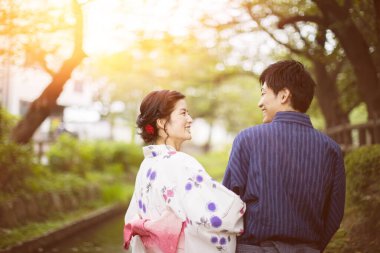 Genç Japon çift yaz parkında geleneksel kimono giyiyor.