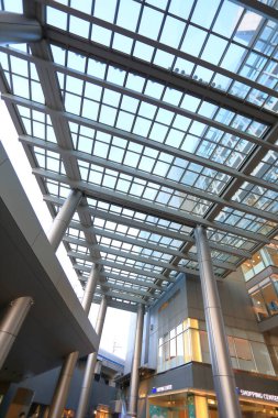 Modern alışveriş merkezinin içi. 