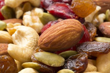 Fındık ve kuru üzümün karışımı.