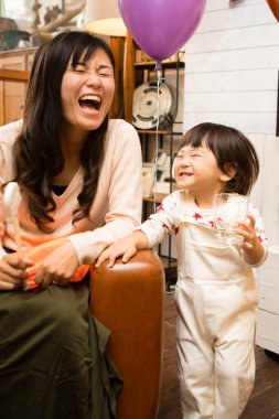 Kadın ve çocuk evde gülüyor.