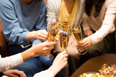 Şampanya kadehleriyle kadeh kaldıran arkadaşlar, yaklaşın. 