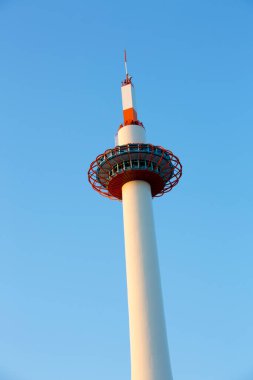 Mavi gökyüzünün üstündeki kule 