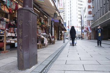 Tokyo 'daki Ueno Parkı' nda kimliği belirsiz insanlar yürüyor.