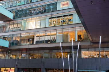 Futako-Tamagawa Yükseliş kompleksi lüks bir perakende alışveriş serisi, yüksek katlı apartman kuleleri ve Futako-Tamagawa İstasyonu / ulaşım merkezi yakınlarındaki kültürel alanlardan oluşuyor. Tokyo, Japonya