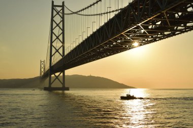 Gün batımında Japonya 'daki köprünün en alt görüntüsü