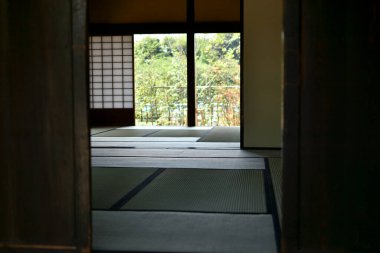 Yeşil yaz ağaçları manzaralı geleneksel Japon evi penceresi