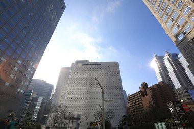 Modern gökdelenler ve mavi gökyüzü 