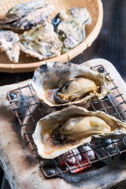 Limonlu istiridye ve ızgarada sarımsak. 