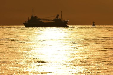 Deniz manzarası üzerinde güzel bir gün batımı 