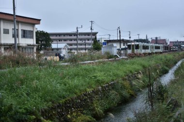 Gündüz vakti tren raylarda hareket ediyor. 
