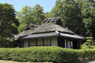 Şehirde geleneksel Japon tarzı bir ev.