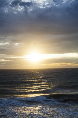 Denizin üzerinde güzel bir gün doğumu, doğal arka plan