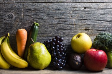 Farklı meyve ve sebzelerle bezenmiş. yemek ve diyet