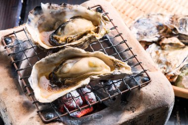 Limonlu istiridye ve ızgarada sarımsak. 