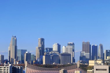 Gündüz modern şehir manzarası, mavi gökyüzü arkaplanı, Japonya