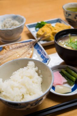 Çeşitli Japon yemekleri, pirinç, balık, sos ve sebzeleri.
