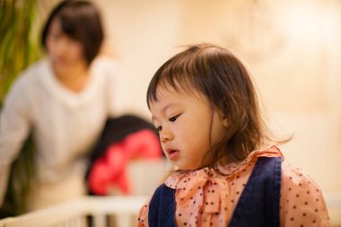 Anaokulundaki beşikteki küçük kızın portresi. 