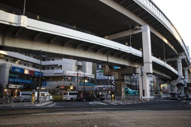 Tokyo, Japonya - 27 Kasım 2018: Japonya 'daki şehir caddesi manzarası 
