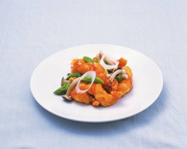 Baharatlı deniz ürünleri soslu kızarmış kalamar.