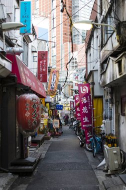 Tokyo, Japonya - 27 Kasım 2018: Japonya 'daki şehir caddesi manzarası 