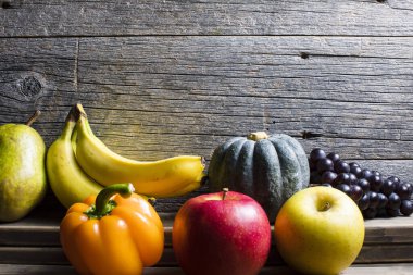 Farklı meyve ve sebzelerle bezenmiş. yemek ve diyet